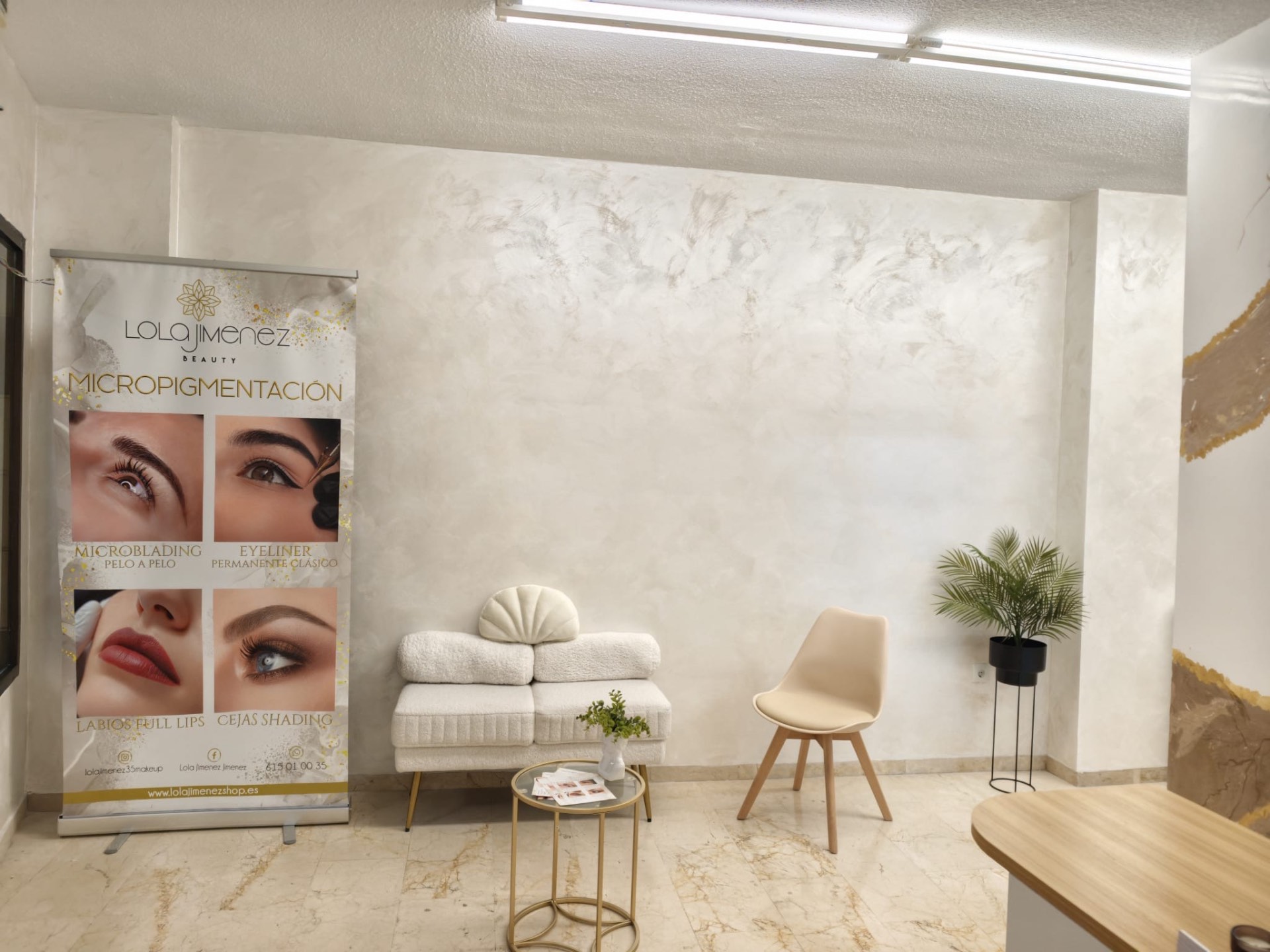 Sala de espera & banner de micropigmentación