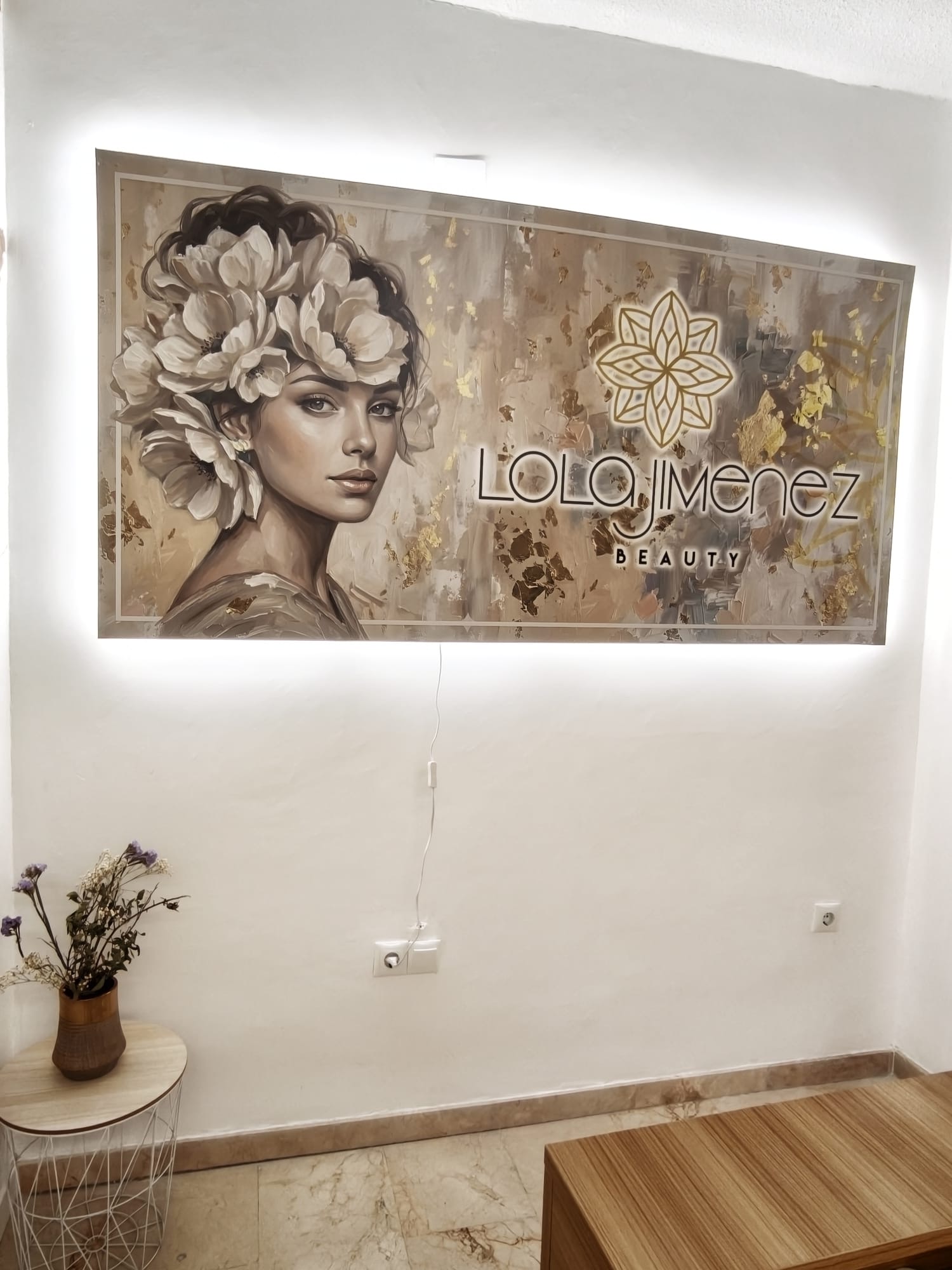 Mural artístico en la recepción del centro de Lola Jiménez en Jaén